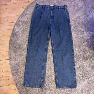 Bershka baggy jeans. Har endast använt dom ett fåtal gånger. Inköpta från asos. Passar storlek 32 32