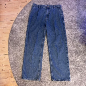 Bershka baggy jeans - Bershka baggy jeans. Har endast använt dom ett fåtal gånger. Inköpta från asos. Passar storlek 32 32