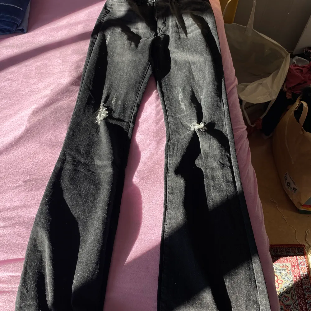 Svart långa byxor i svårt och mörkgrå. Ena är 29/Medium Andra är Medium. De är i ny skick 150kr för 1. 200 för båda. Jeans & Byxor.