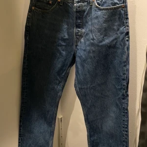 Weekday jeans - Säljer weekday jeans  Ny pris 600kr Storlek 30/30 Säljer även 2 par andra weekday jeans köper man alla får man alla 3 för 500kr