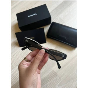 Chanel solglasögon  - Köpte i 2019 finns inte mer på butiken eller på Chanel hemsida. Ha använt inte så ofta, vill sälja denna för att jag köpte nya 😊