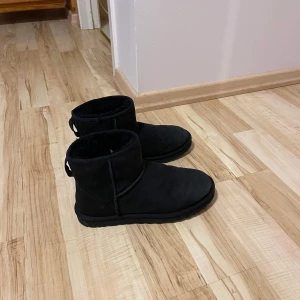 Uggs till salu  - Uggs i helt nyskick Storlek 42  Cond 9,5/10 Säljs pga storlek
