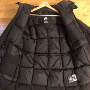 Canada goose vinter jacka - Använd en vinterperioden har en nya så vill bli av med den gamla äkta jacka köpt från affär. Päls finns me med jackan.