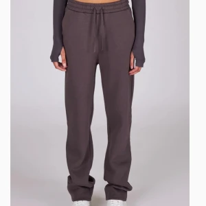 LXA sweatpants - Helt nya med lappen kvar. Köpte två storlekar och för sent att skicka tillbaka. Färgen dark grey, storlek S. Nypris 600kr.  Sååå sköna mysbyxor😍😍😍 
