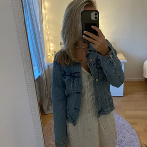 Blå jeansjacka - En jätte snygg jeansjacka i storlek xs men som även passar S