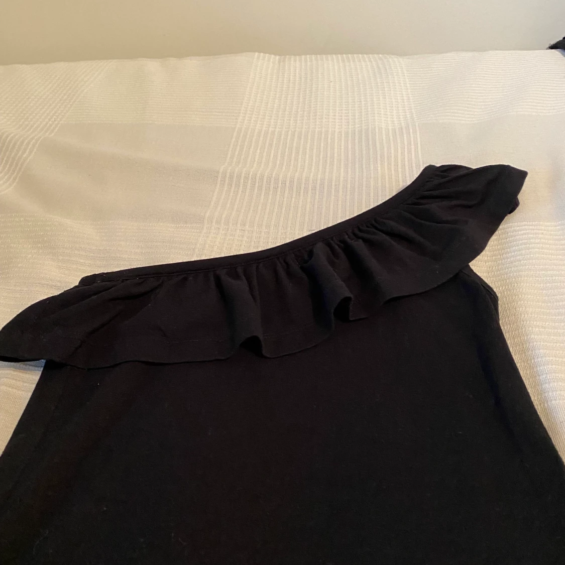 Offshoulder topp med volanger framtill - 90