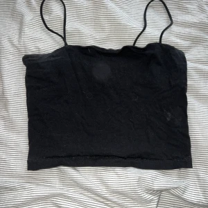 Gina Tricot linne - Gina Tricot linne. Superskönt att ha på sig och passar perfekt men har inte fått användning till det så därav så säljer jag det☺️Någon fläck! 