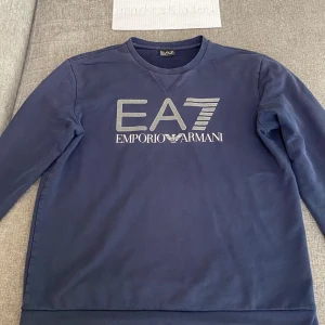 Ea7 Emporio Armani sweatshirt storlek L - Använt få gånger, bra skick. Kan funka för de som har storlek M