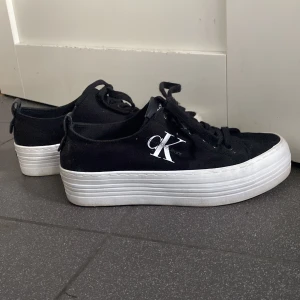 Calvin Klein - Säljer dessa helt oanvända Calvin klein skorna i stl 39. aldrig använda bara testade! nypris 1190kr. har aldrig kommit till användning för mig så vill gärna att någon annan rockar i dessa!! kom privat vid frågor❤️