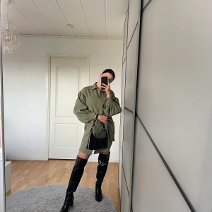 Oversized Skjorta - Skjorta men kan även användas som klänning, precis som på bilden. Fint material. Armarna är lite större, puffiga. Ganska lång (jag är 169cm). Storlek 38 men passar även 36. Den är khaki grön. 💚
