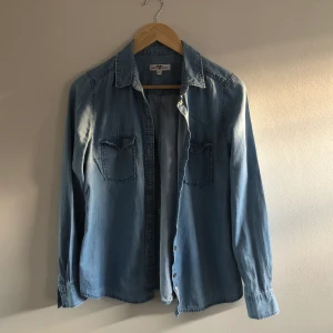 Skjorta, deniminspirerad - Deniminspirerad skjorta, blå, knappt använd, bra kvalitet, hampton republic. Bomull.