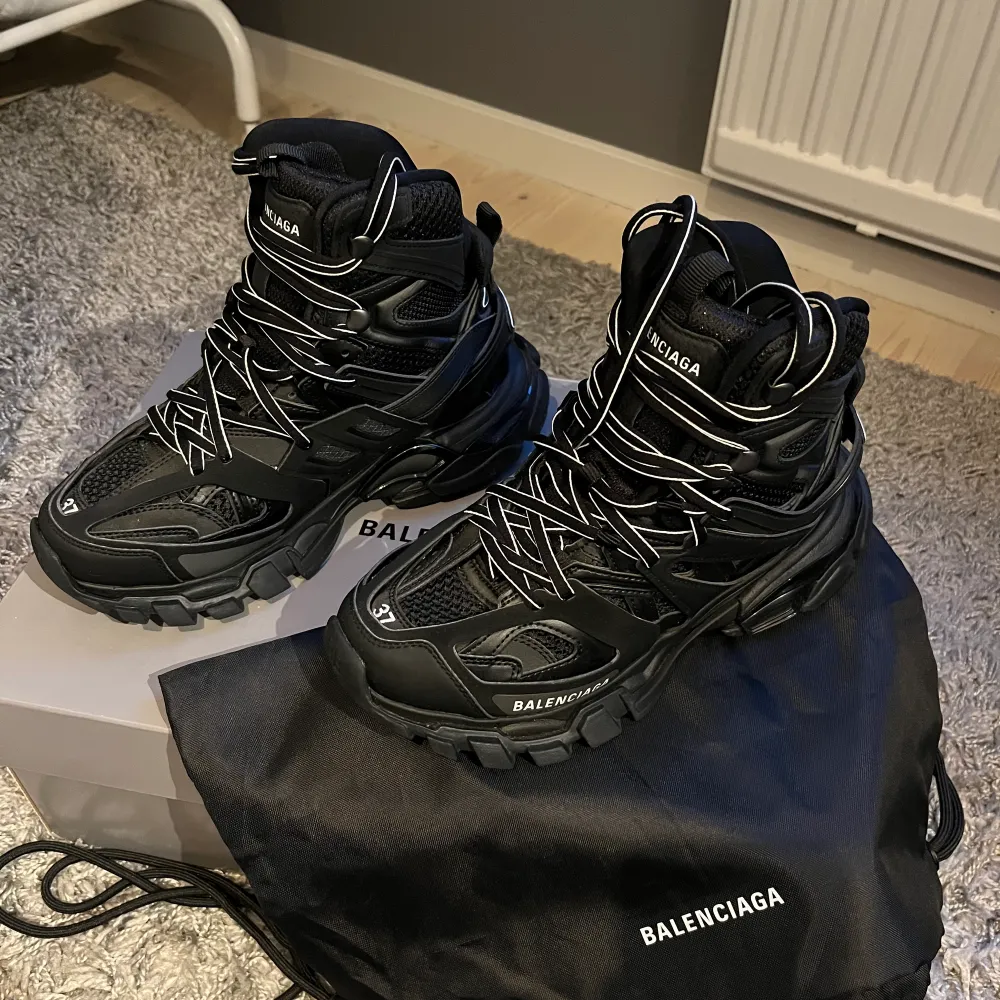 Säljer dessa Balenciaga skor då de inte passar mig längre, köpta på NK ”Stockholm” i somras.  Det tillkommer boxen och sedan en dust bag, har tyvärr inge kvitto då det var länge sen. Info: -Nypris 12,500 -Använda fåtal gånger -skadorna är på insidan . Skor.