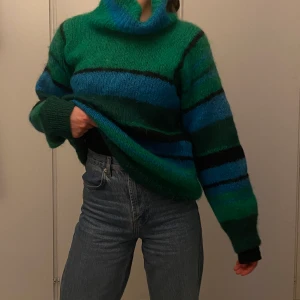 Stickad tröja - Superfin varm stickad tröja i ull. Väldigt fin kvalitet och fint skick. 