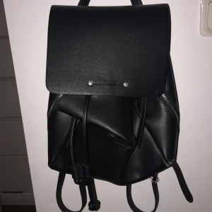 En svart skinn väska  - Säljer min svarta skinn väska 10/10 köpte för 259  kr säljer för 110kr