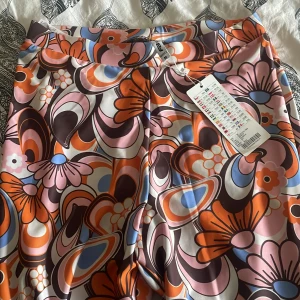 Flower power byxor  - Helt nya. Storlek s/m 