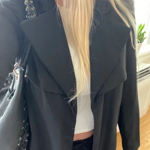 Svart kappa - Säljer min svarta kappa! Så snygg nu till hösten🫶🏽storlek 36💖
