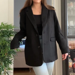 Ullkappa - Såå fin & varm ullkappa från NAKD! Helt ny med prislappar kvar, endast testad. Storlek 42, sitter snyggt oversized på mig som vanligtvis har M. Slut i nästan alla storlekar, nypris 1 199 kr. Då jag inte kan skicka tillbaka testar kollar jag intresse här 🥰