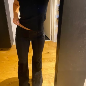 Kostymbyxor Zara - Utsvängda kostymbyxor från Zara! Storlek M, jag är 166cm🤍