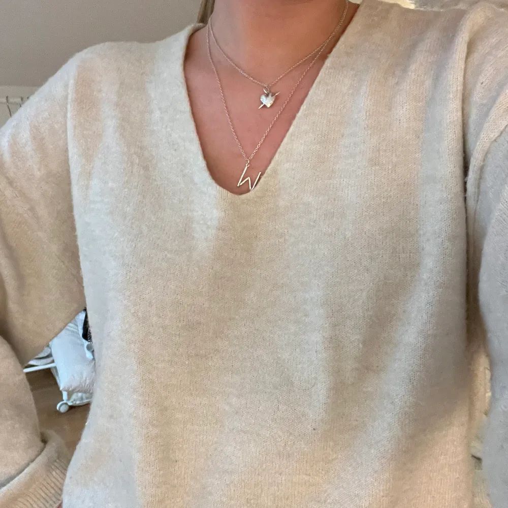 Super fin stickad tröja i beige, BUD 150, KÖP DIREKR 190 (+frakt). Neuleet.