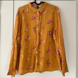 Skjorta - Blommig skjorta. Kan skickas