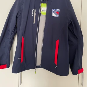 Skaljacka New York Rangers - Helt ny, aldrig använd jacka. Köpt i New York för 125 USD. 