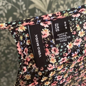 Blus - En blus ifrån Vero moda. I fint skicka och knappt använd.  Frakt tillkommer 