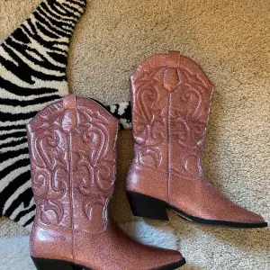 Intressekoll på dessa grymt snygga rosa glittriga cowboy boots!! Aldrig använda, strl 39💖