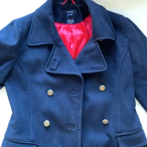 Höstjacka - Knappt använd höstjacka/skepparkavaj från Gant. Stl 146/152 i navy