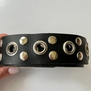 Skärp - Ascoolt skärp med silverdetaljer runt om, i jättefint skick! 🖤❤️‍🔥