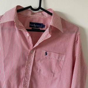 Ralph Lauren skjorta - En röd och vit randig Ralph Lauren skjorta. Frakt tillkommer ❤️