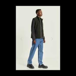 Kläder - Väst med hellängd tvåvägsdragkedja framtill gjord av en mjuk och strukturerad stickad ullblandning. Sidofickor och hög hals för en mångsidig look.