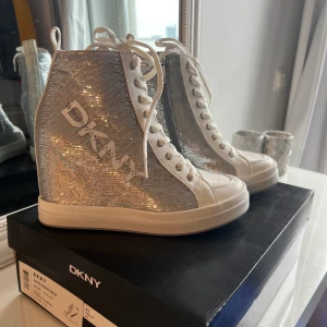 DKNY skor  - Säljer mina helt oanvända DKNY klackar pga lite för små! 