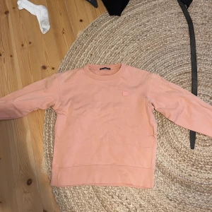 Acne Studios Face Logo Sweatshirt - Tröja säljs inte längre hos Acne. Köpt på deras affär i göteborg.   Den är i nyskick, bortsätt från att den har krympt lite i tvätten. (Detta är oundvikligt, jag har 4st sånna här tröjor och alla har gjort det.)  Storlek: M Nypris: 2000