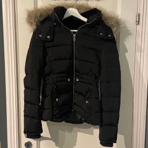 Zara Jacka - Vinterjacka från Zara köpt för 2 år sedan. Knappt använd, bra skick. Skriv för fler bilder eller frågor. Pris kan diskuteras💗