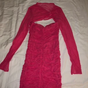 Klänning  - Så fin klänning som sitter fint runt kroppen.   Strl L men är som en M 