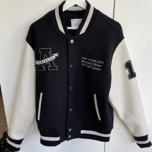 Arigato Varsity Bomber Jacket - Arigato varsity jacka i storlek L, har  används två gånger så i nyskick.  Köptes för 3050 kr säljs för 1500 kr. Oversized modell unisex passar alla beroende på hur man vill att den ska sitta. Köparen står för frakt 🤍