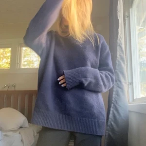 Stickad tröja arket  - Stickad tröja från arket! Knappt använd så fint skick! Köpt på herravdelningen för 790 kr, storlek S ☺️ Säljer likadan i grått!  