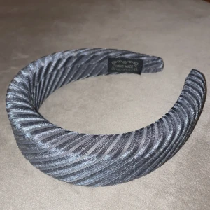 Diadem - Säljer ett jättefint handgjort diadem som är oanvänt🤍Nypris 300kr 