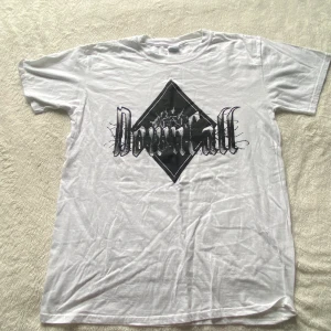 T-shirt med tryck på - Thriftad t-shirt med tryck på framsidan, liten i storleken. 