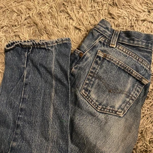 Levis byxor  - Levis byxor! I så fin blå färg. Storlek se bild. E användt med bra skick!💙🤍💙