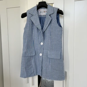 Väst 🏙 - En randing (blå & vit) väst med fickor 🏙Det är stl34 men passar mig med stl36 🏙Tycker den skulle passa även någon med stl38 🏙