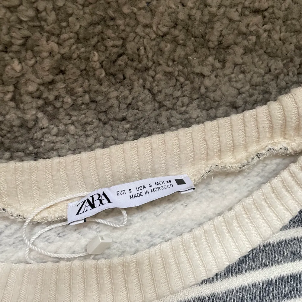 En randig tröja från Zara. Köptes här på plick men har inte kommit till användning🫶🏻 Köparen står för frakt och pris kan diskuteras💕. Stickat.