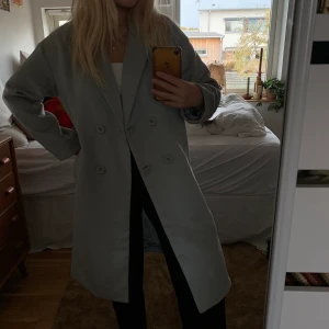 NA-KD kappa - Isblå/grå kappa från NA-KD Använd en gång I nyskick