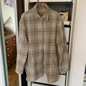 Vintage Jacka - Tunnare Jacka med mönster Köpt secondhand  Står ingen storlek men skulle säga S/M