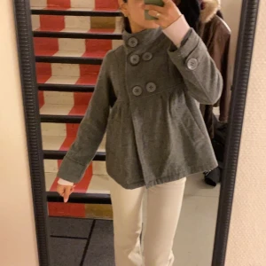 Kappa - En urläcker kappa som är vintage, är ca 160💕 den sitter lite tajtare på mig som oftast bär S-Xs. Bara att höra av sig om de finns frågor eller för fler bilder!❤️‍🩹Mötas upp eller frakt till kommer 66kr.📍