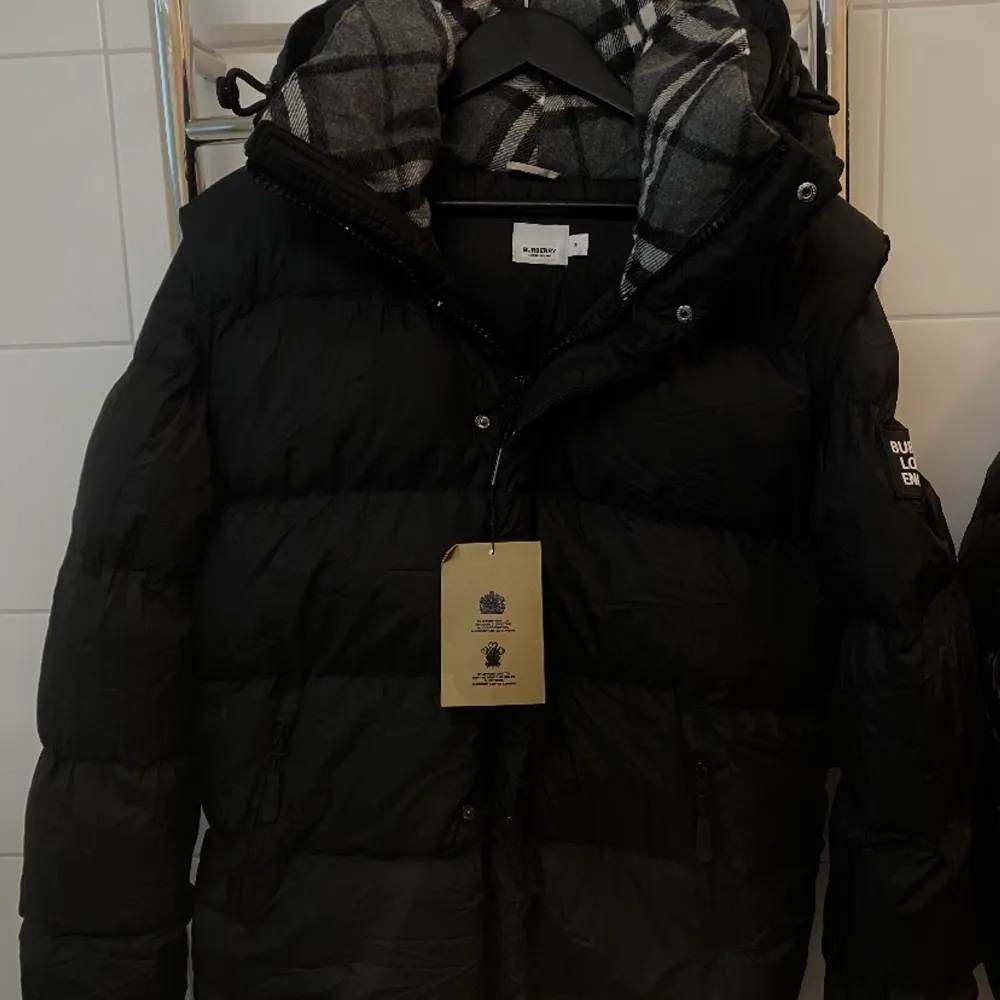 OBS!! MEDFÖLJER KVITTO  Säljer äkta Burberry jacka, färgen svart (modell: Leeds Hooded Nylon Down jacket). Storlek M/L Jackan är i nyskick med lappar kvar. Inga skambud eller byten. . Jackor.