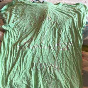 Mintgrön T-shirt med öppna axlar Bekväm  Säljs pga använder inte  