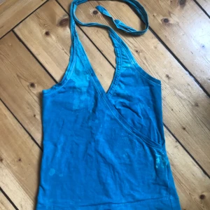 Halterneck topp  - Vintage 2000s halterneck topp från diesel! Skit cool ( färgen blev lite konstig på bilden men den är typ turkos) 