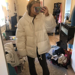 Jacka  - Jag säljer nu en asnice stor oversized jacka! Den är använd några gånger, jätte skön, jätte mysig!🤍🤍den är i storlek L men passar som overzied till storlek M och S, jag är en S egebtligen. 