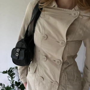 Vintage jacka - Superfin vintage jacka i beige färg, lite olika beige i olika ljus men bilderna visar hyfsat hur det ser ut! Inga defekter, alla knappar är original och sitter bra  😊🧥 Skriv om du önskar fler bilder!